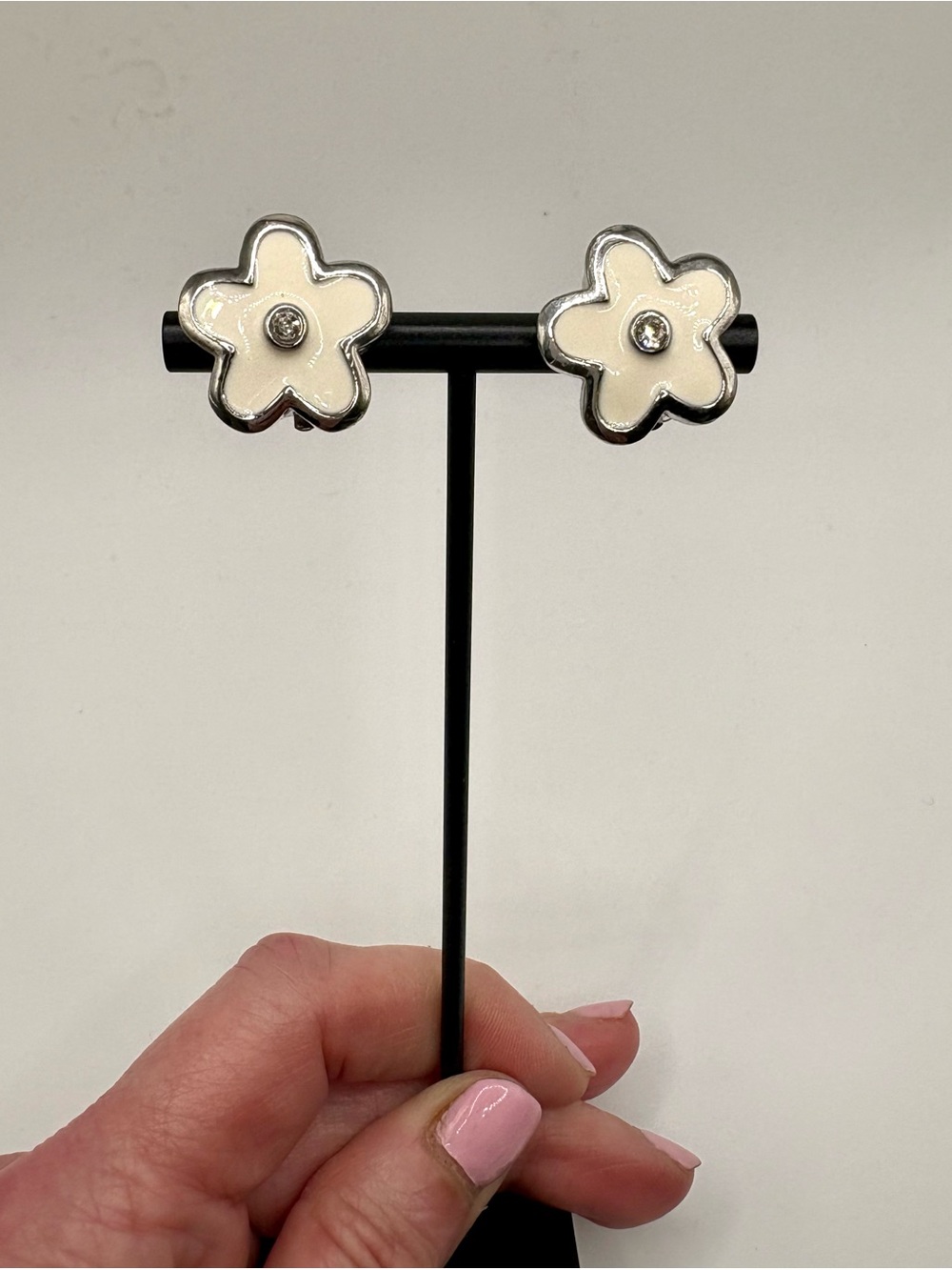 Vintage Signed White Enamel Flower Clip On Earrings Rhinestone Silver Tone 3/4”